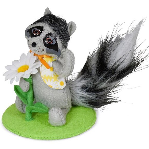 5" Raccoon with Daisy - Picture 1 of 3